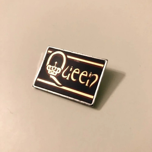 Vintage Queen Pin Made in England Enamel Rock Music Rock n  Roll Band - Picture 2 of 8